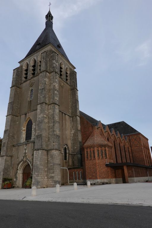L'église Ste Jeanne d'Arc, reconstruite après la guerre (sauf le clocher)